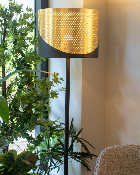 Dip floor lamp with sleek vertical stainless steel design casting warm ambient light / مصباح أرضي بتصميم طولي أنيق من الستانلس يوفّر إضاءة دافئة وعصرية
