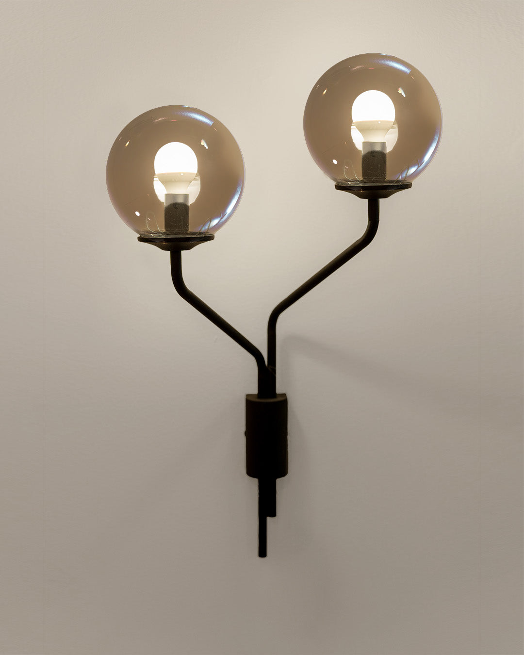 Lumo wall lamp with moonlight inspired ambient glow and minimalist sculptural design مصباح جداري لومو بضوء محيطي مستوحى من ضوء القمر وتصميم نحتي بسيط