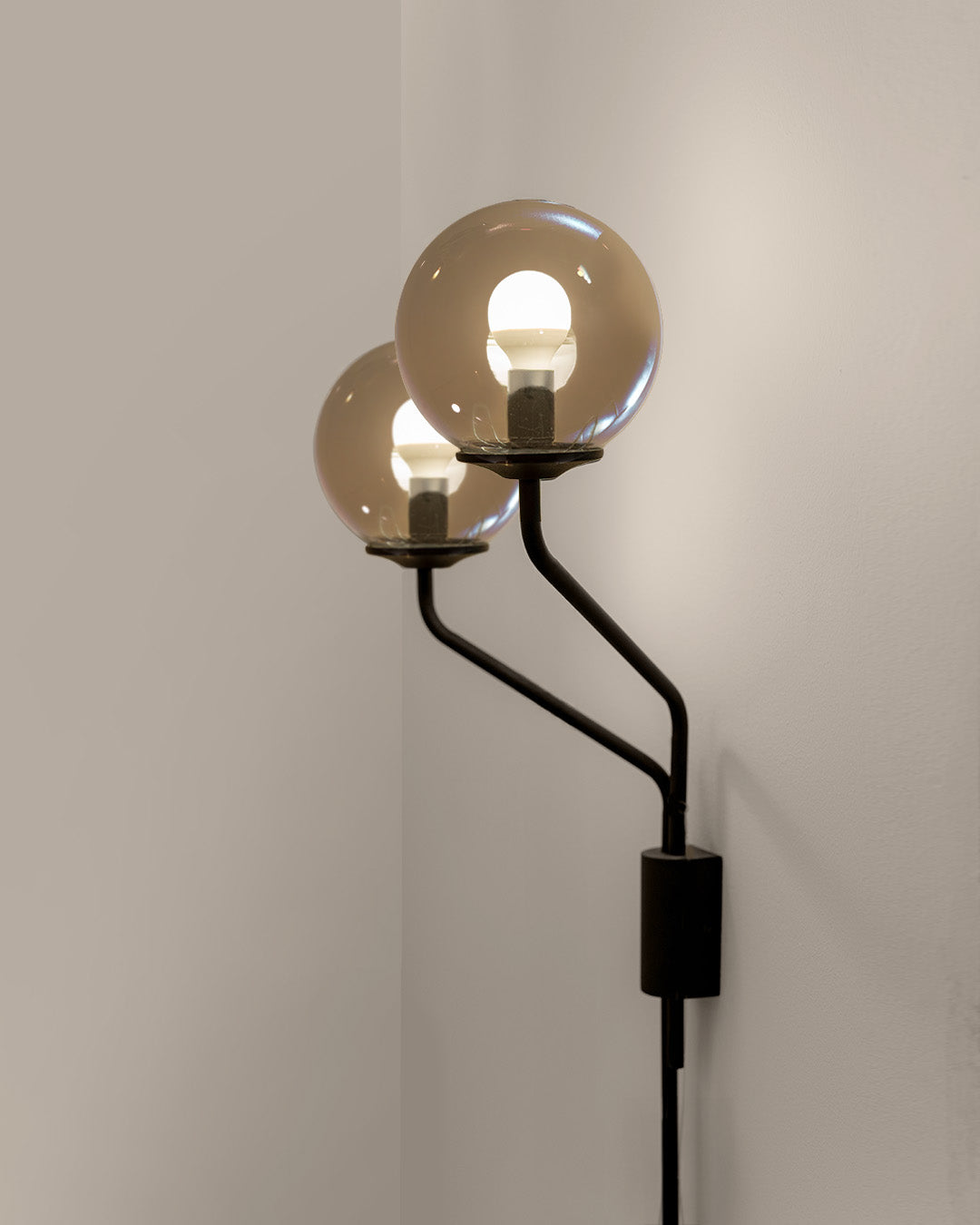 Lumo wall lamp with moonlight inspired ambient glow and minimalist sculptural design مصباح جداري لومو بضوء محيطي مستوحى من ضوء القمر وتصميم نحتي بسيط