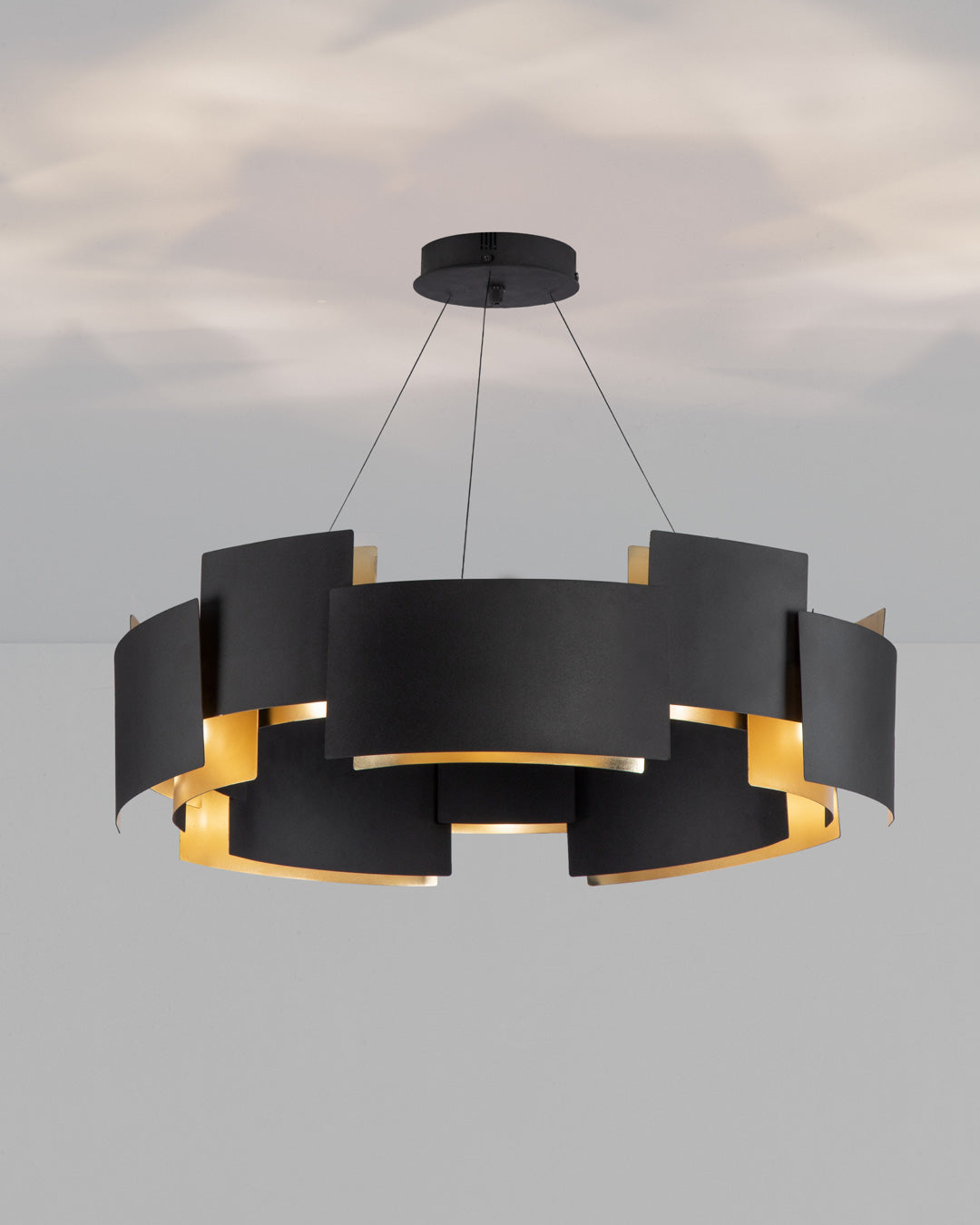 Offset pendant with geometric suspended structure creating warm ambient lighting / إضاءة معلقة بتكوين هندسي متوازن تضيف إضاءة دافئة ولمسة عصرية