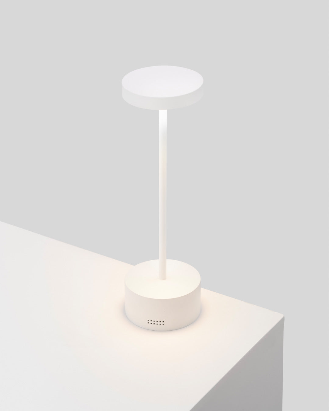 Slender wireless cordless table lamp with sleek minimalist form and adjustable ambiance مصباح طاولة سلاندر لاسلكي بدون سلك بتصميم بسيط أنيق وإضاءة محيطية قابلة للتعديل