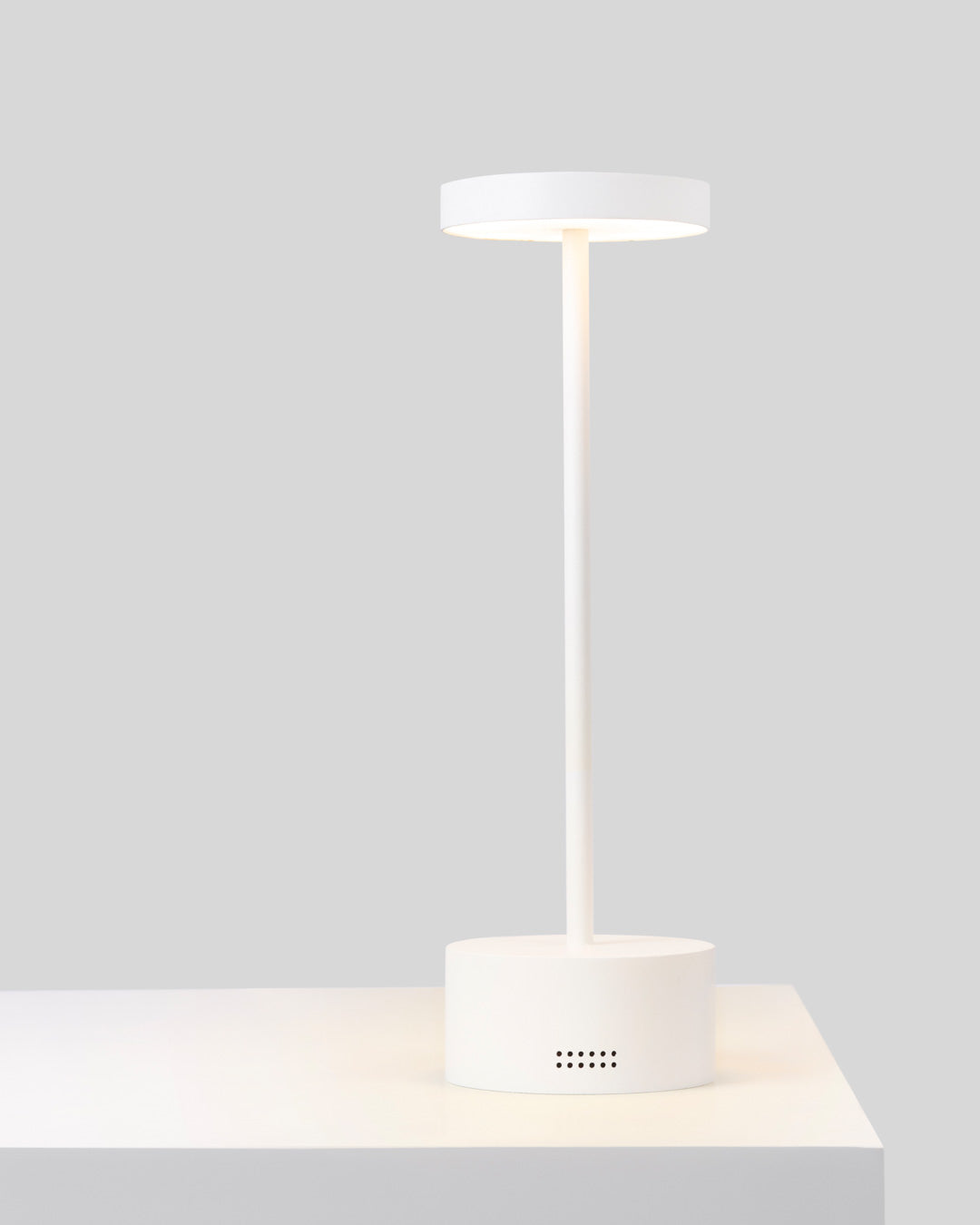 Slender wireless cordless table lamp with sleek minimalist form and adjustable ambiance مصباح طاولة سلاندر لاسلكي بدون سلك بتصميم بسيط أنيق وإضاءة محيطية قابلة للتعديل