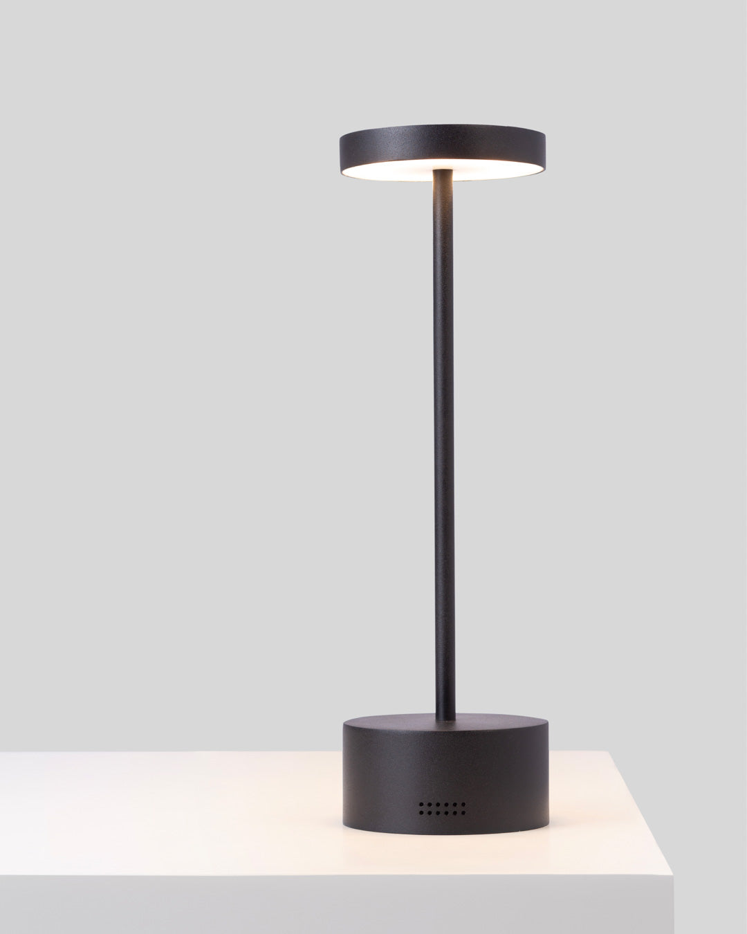 Slender wireless cordless table lamp with sleek minimalist form and adjustable ambiance مصباح طاولة سلاندر لاسلكي بدون سلك بتصميم بسيط أنيق وإضاءة محيطية قابلة للتعديل