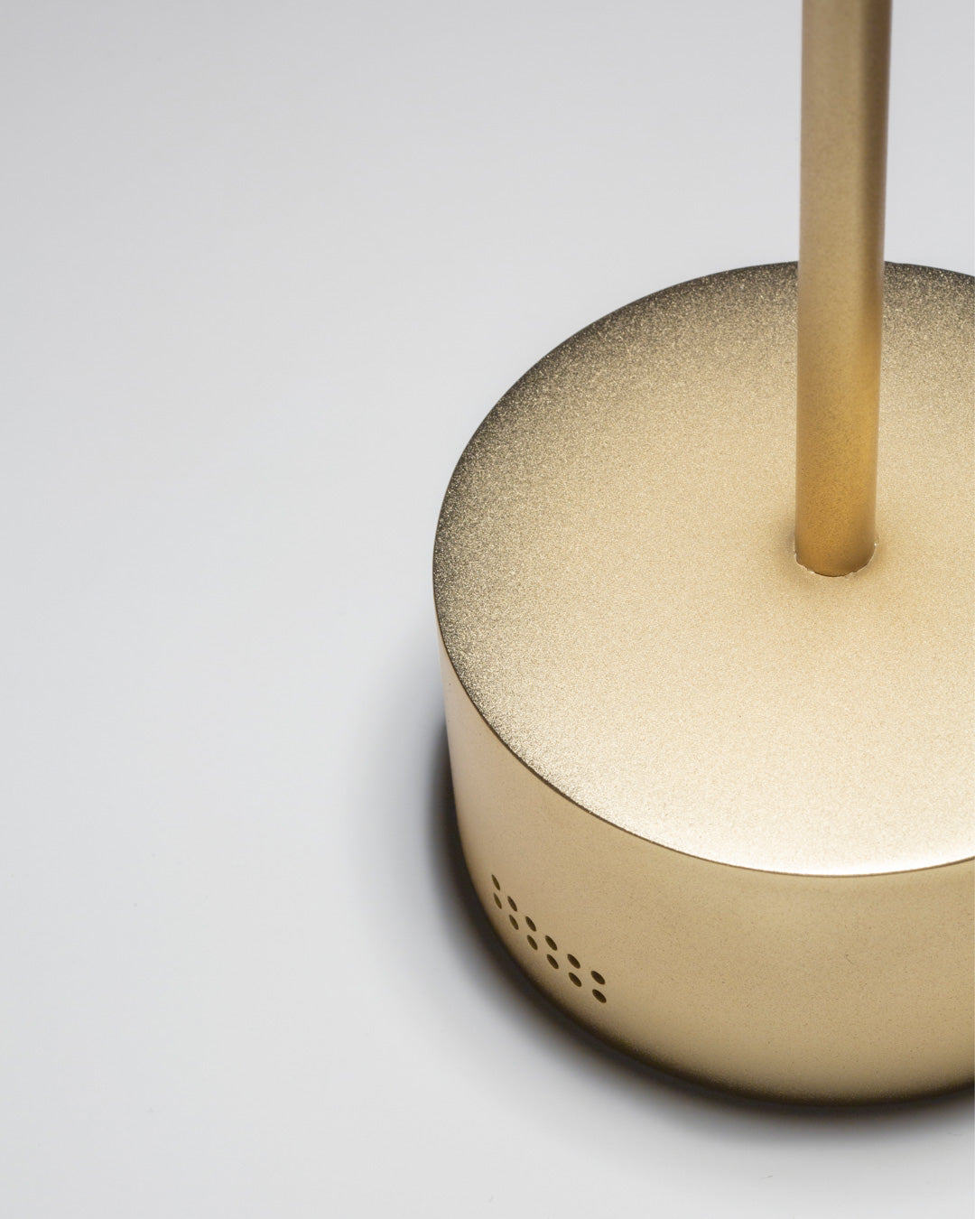 Slender wireless cordless table lamp with sleek minimalist form and adjustable ambiance مصباح طاولة سلاندر لاسلكي بدون سلك بتصميم بسيط أنيق وإضاءة محيطية قابلة للتعديل
