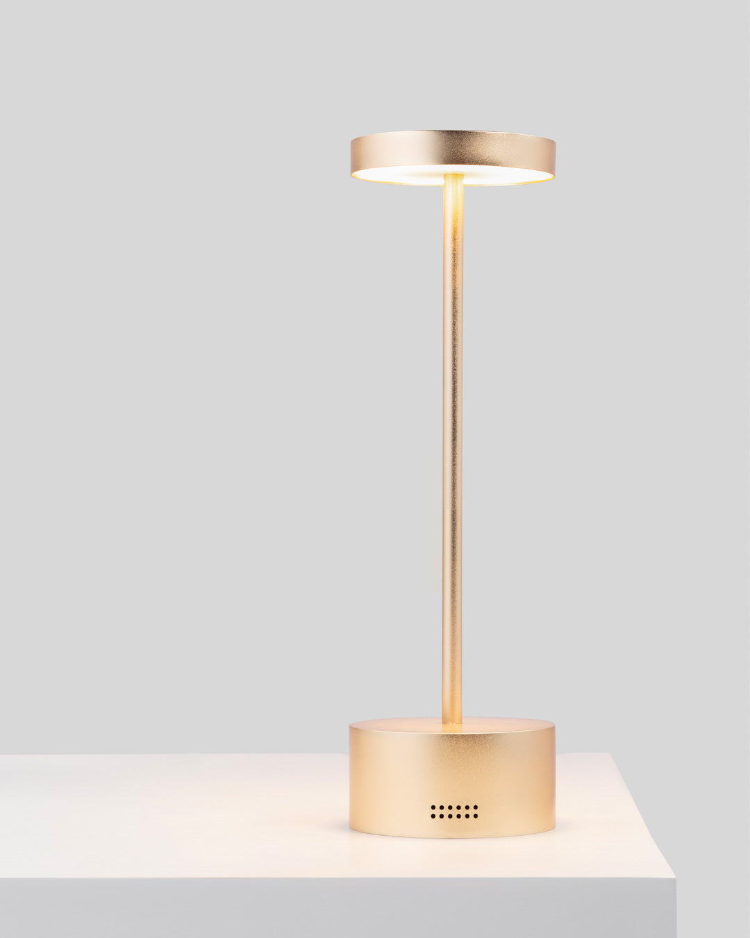 Slender wireless cordless table lamp with sleek minimalist form and adjustable ambiance مصباح طاولة سلاندر لاسلكي بدون سلك بتصميم بسيط أنيق وإضاءة محيطية قابلة للتعديل