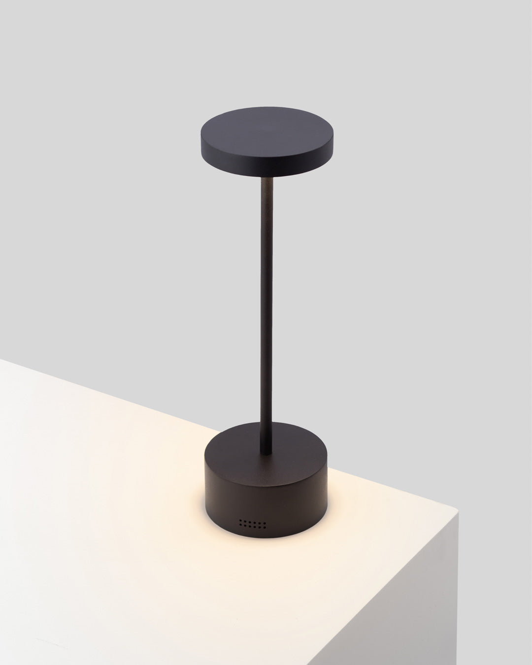 Slender wireless cordless table lamp with sleek minimalist form and adjustable ambiance مصباح طاولة سلاندر لاسلكي بدون سلك بتصميم بسيط أنيق وإضاءة محيطية قابلة للتعديل