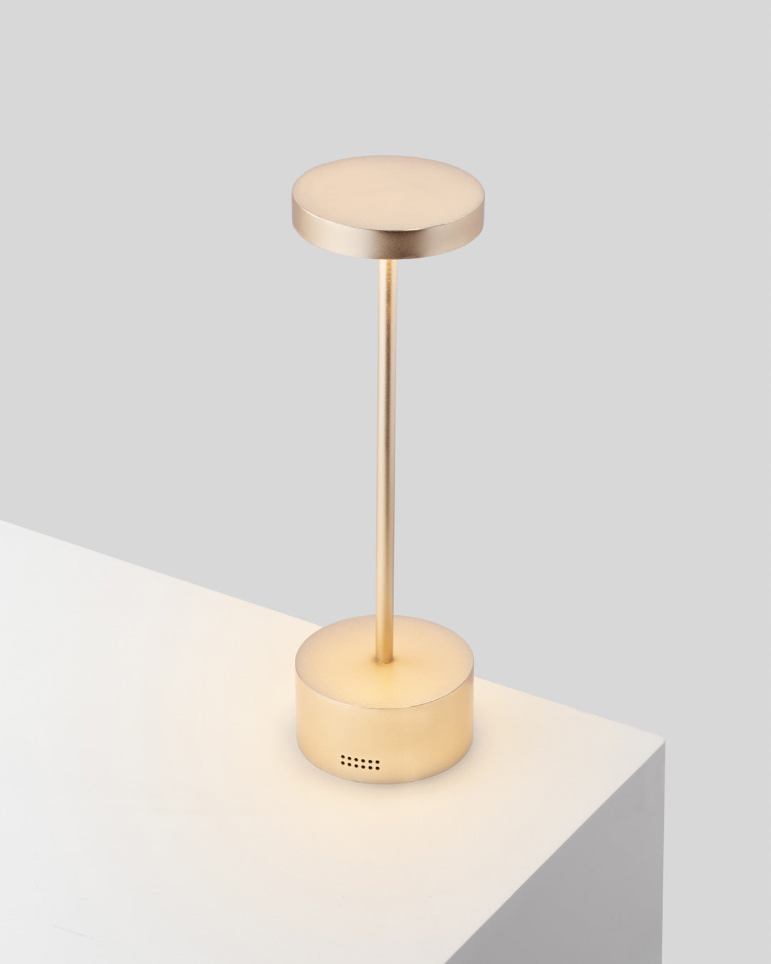 Slender wireless cordless table lamp with sleek minimalist form and adjustable ambiance مصباح طاولة سلاندر لاسلكي بدون سلك بتصميم بسيط أنيق وإضاءة محيطية قابلة للتعديل