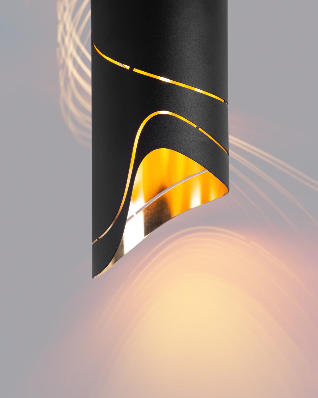 Waves wall lamp with flowing sand wave texture casting soft ambient light / مصباح حائط بتصميم تموجات رملية يوزع إضاءة ناعمة وهادئة على الجدار