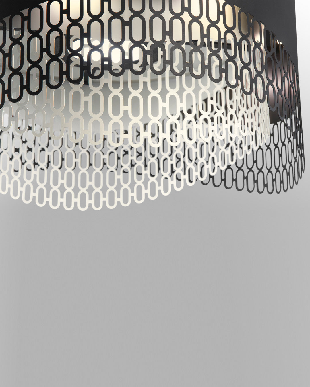 Chains pendant light with interconnected sculptural elements creating dramatic ambient lighting / إضاءة معلقة بعناصر مترابطة بتصميم فني تخلق إضاءة محيطية جريئة