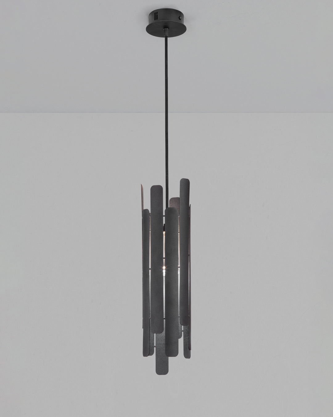 Tempo pendant lamp with vertical sculptural form providing warm ambient light / مصباح معلق تيمبو بتصميم نحتي عمودي يوفّر إضاءة محيطية دافئة