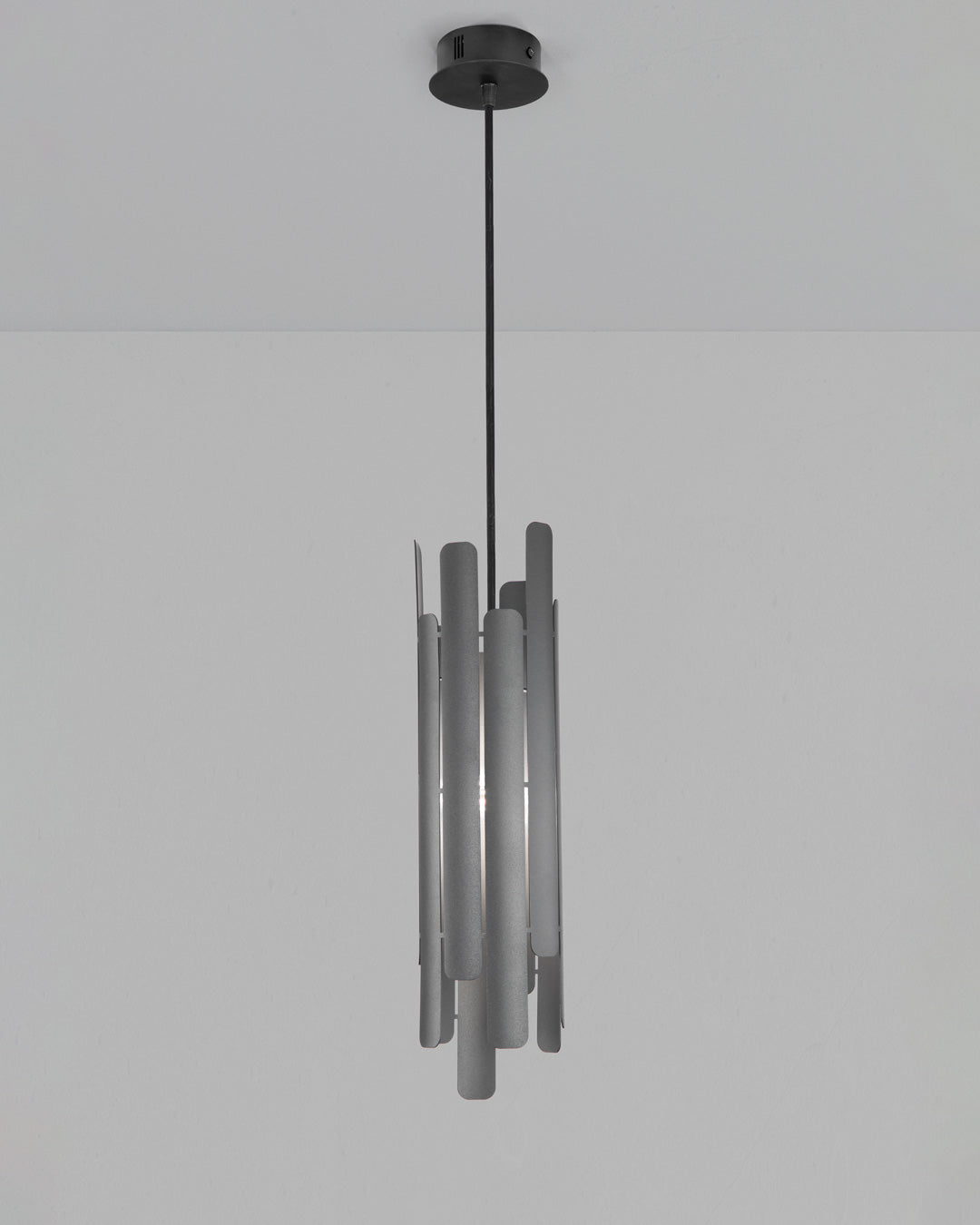 Tempo pendant lamp with vertical sculptural form providing warm ambient light / مصباح معلق تيمبو بتصميم نحتي عمودي يوفّر إضاءة محيطية دافئة