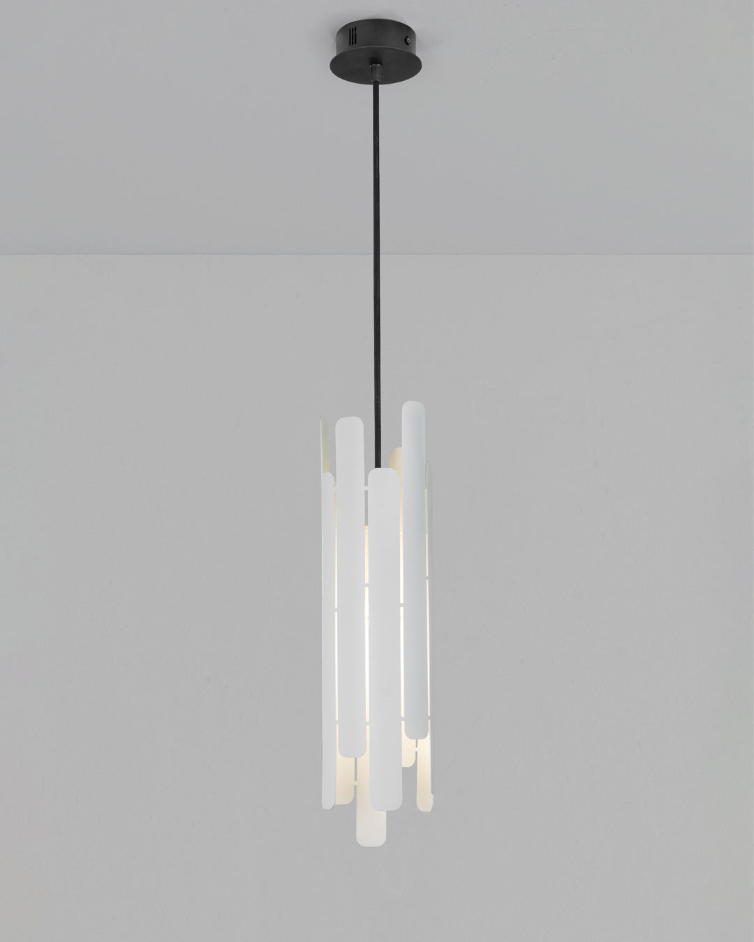 Tempo pendant lamp with vertical sculptural form providing warm ambient light / مصباح معلق تيمبو بتصميم نحتي عمودي يوفّر إضاءة محيطية دافئة