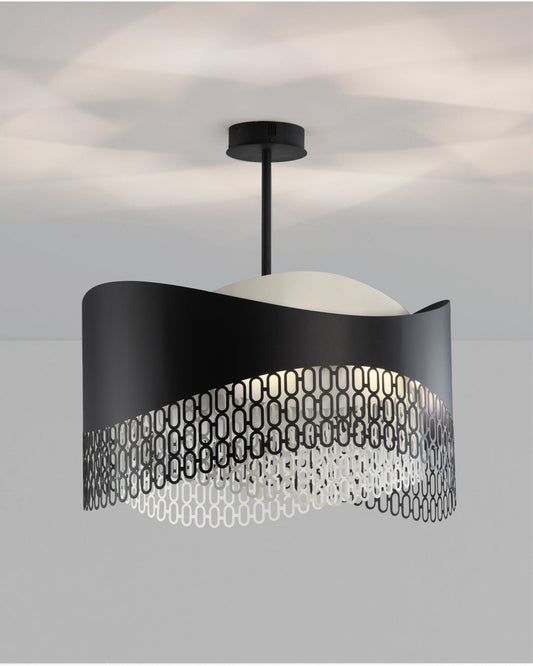Chains pendant light with interconnected sculptural elements creating dramatic ambient lighting / إضاءة معلقة بعناصر مترابطة بتصميم فني تخلق إضاءة محيطية جريئة