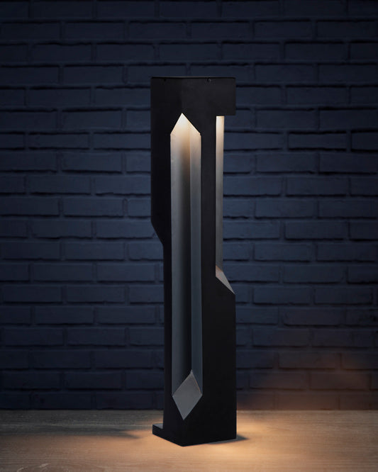 Patio floor lamp with modern stainless steel design providing warm outdoor ambient lighting / مصباح أرضي خارجي بتصميم عصري من الستانلس يوفّر إضاءة دافئة