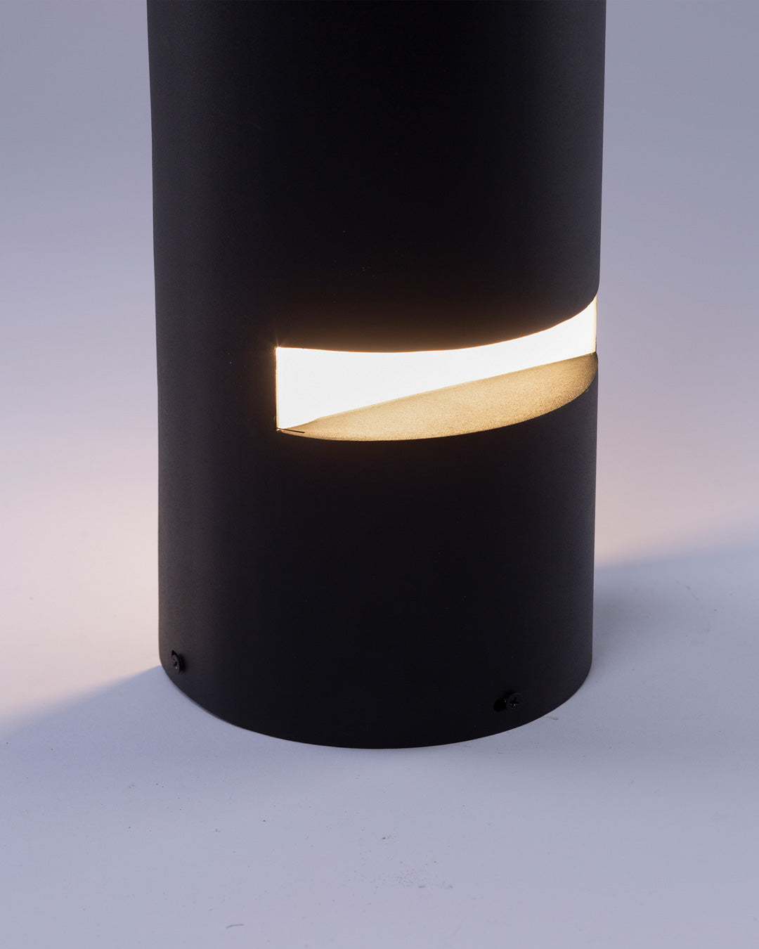Dwindle floor lamp with sleek vertical design providing warm outdoor ambient lighting / مصباح أرضي بتصميم طولي أنيق يوفّر إضاءة خارجية دافئة وعصرية