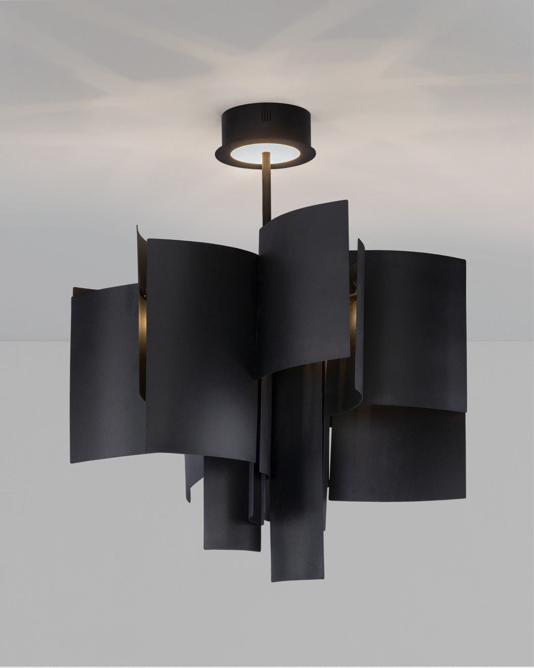 Lotus inspired pendant light with sculptural form casting soft ambient light / إضاءة معلقة بتصميم مستوحى من زهرة اللوتس تبعث إضاءة ناعمة وأنيقة