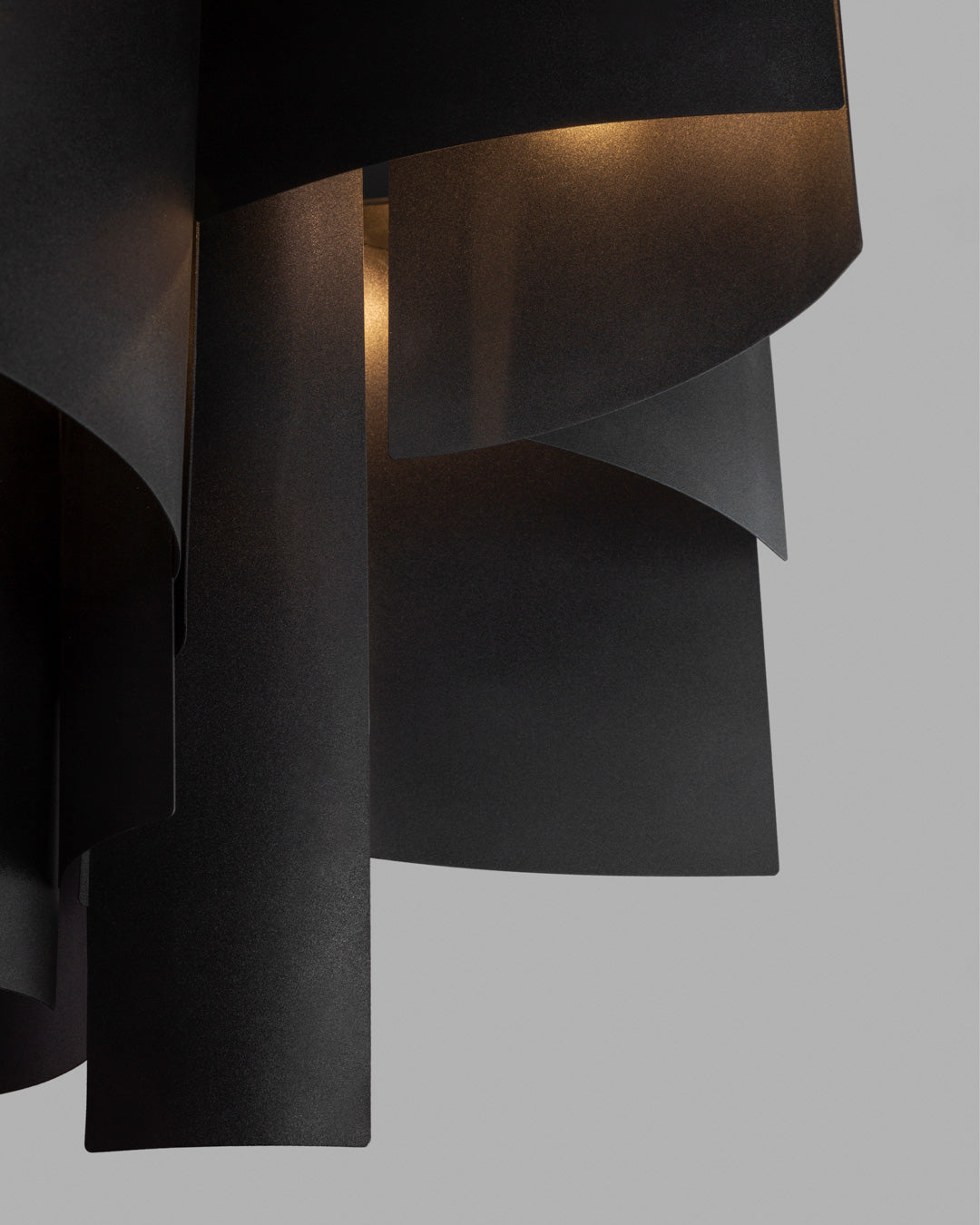 Lotus inspired pendant light with sculptural form casting soft ambient light / إضاءة معلقة بتصميم مستوحى من زهرة اللوتس تبعث إضاءة ناعمة وأنيقة