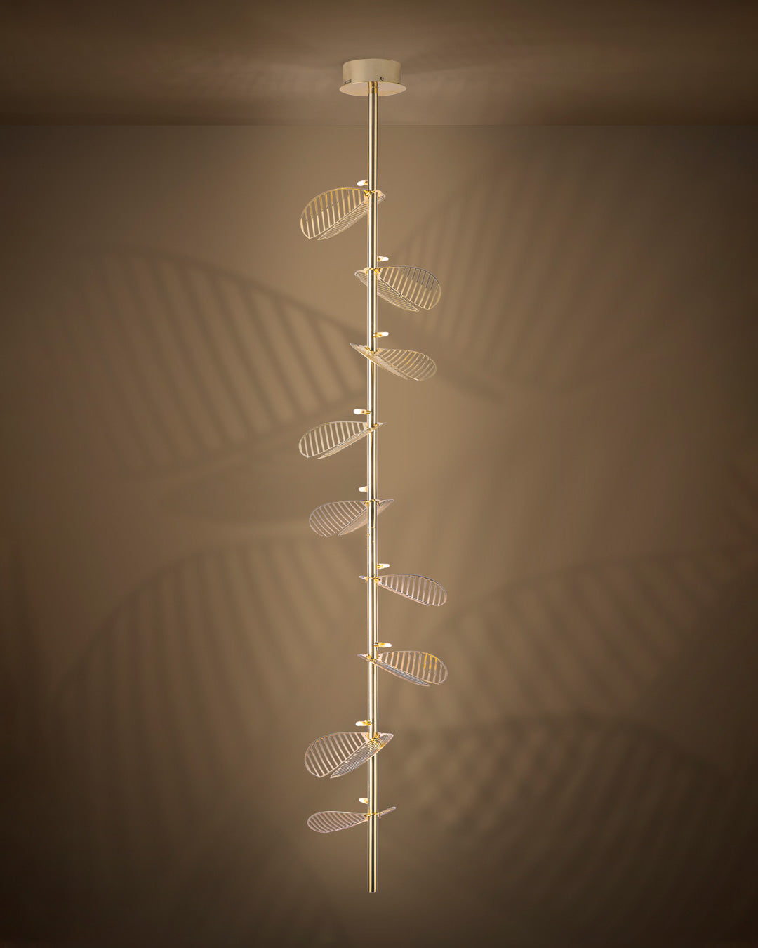 Serenity pendant light with single branch leaf inspired design emitting warm ambient light / إضاءة معلقة بتصميم مستوحى من غصن طبيعي وأوراق ناعمة توفّر إضاءة دافئة ومريحة
