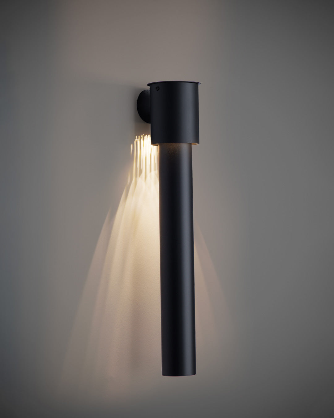 Dew inspired wall lamp with soft glowing glass form on a modern wall / مصباح حائط بتصميم مستوحى من قطرات الندى يبعث إضاءة ناعمة على الجدار