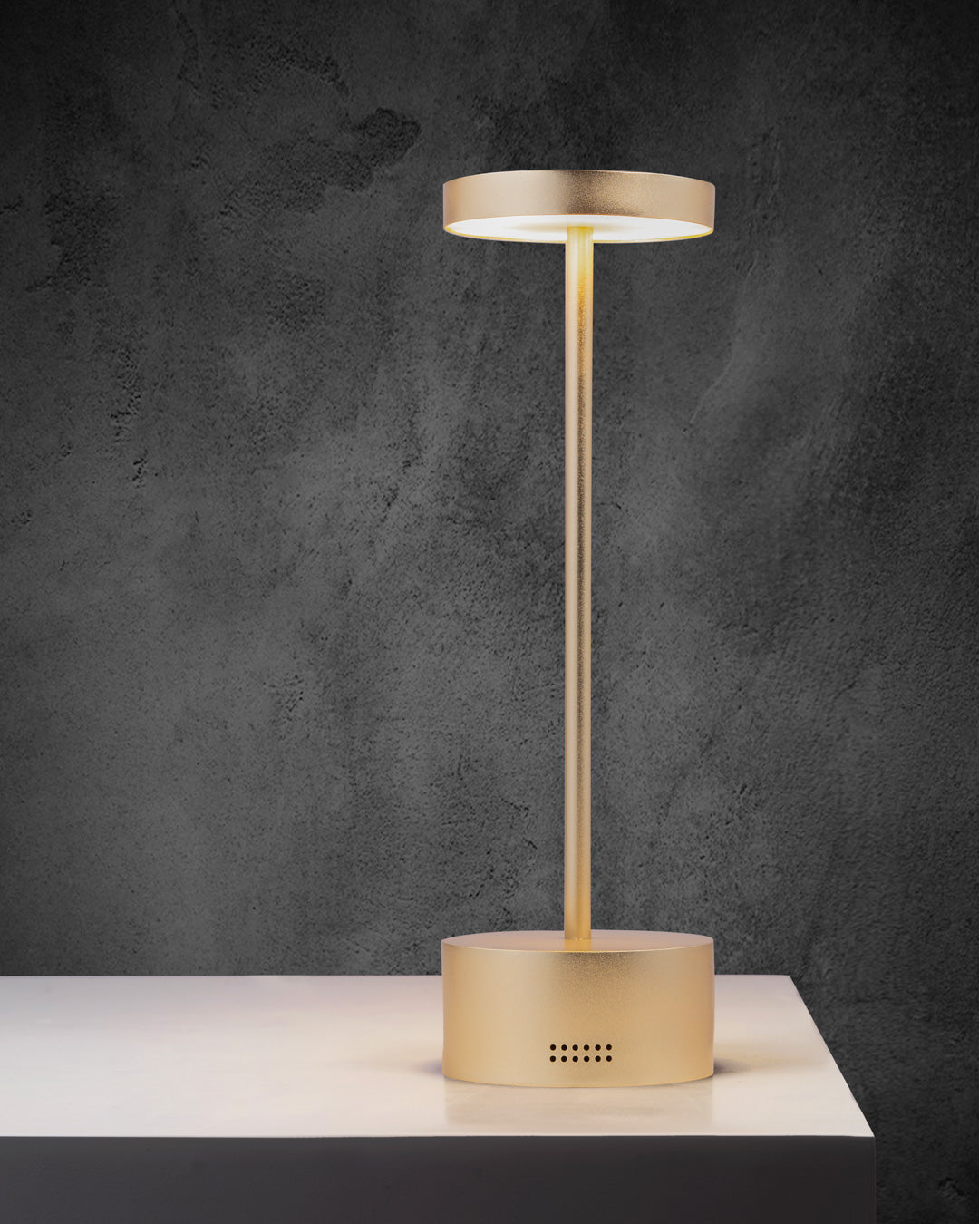 Slender wireless cordless table lamp with sleek minimalist form and adjustable ambiance مصباح طاولة سلاندر لاسلكي بدون سلك بتصميم بسيط أنيق وإضاءة محيطية قابلة للتعديل