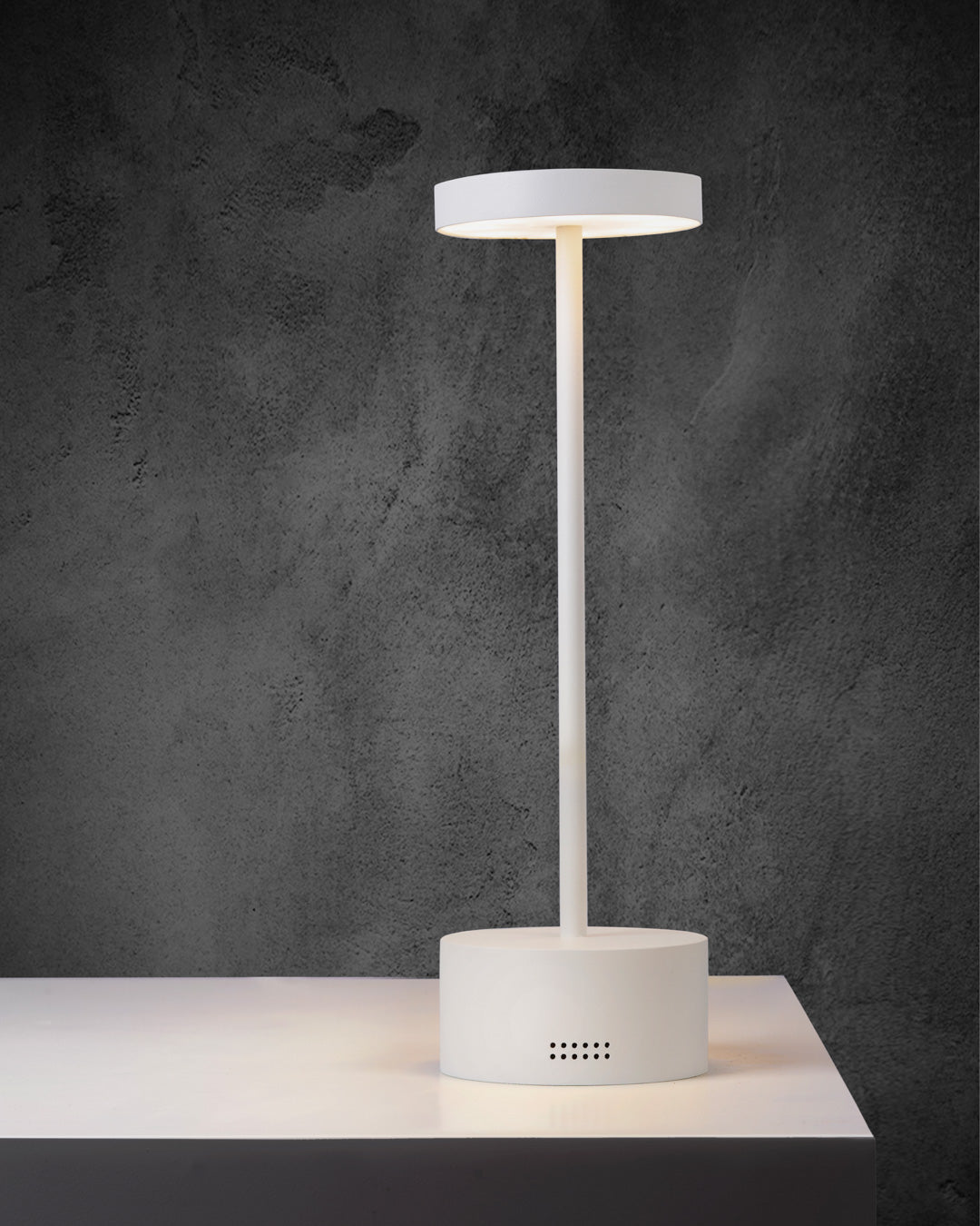 Slender wireless cordless table lamp with sleek minimalist form and adjustable ambiance مصباح طاولة سلاندر لاسلكي بدون سلك بتصميم بسيط أنيق وإضاءة محيطية قابلة للتعديل