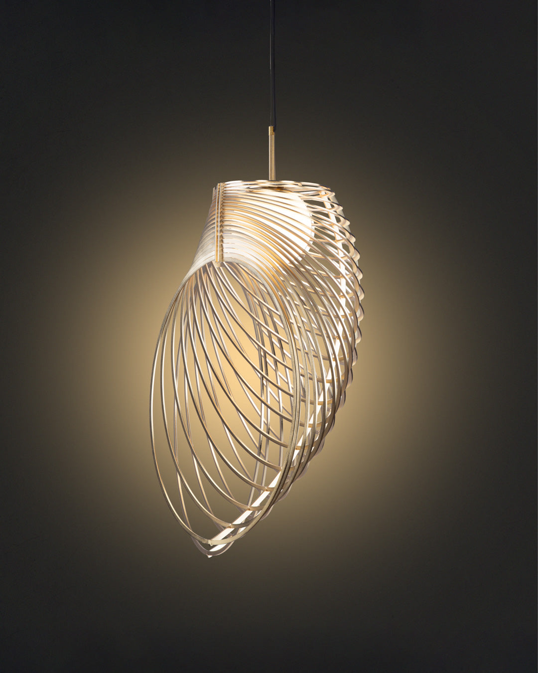 Pearl pendant light with seashell inspired form casting soft ambient light / إضاءة معلقة بتصميم مستوحى من الأصداف تبعث إضاءة ناعمة وأنيقة