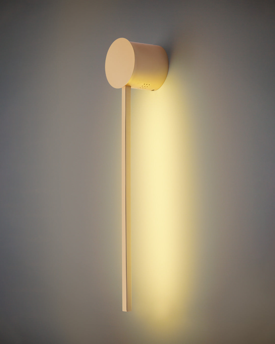 Lines gold circle wall lamp with minimalist circular design and soft indirect lighting | مصباح حائط لاينز دائري ذهبي بتصميم بسيط وإضاءة غير مباشرة ناعمة