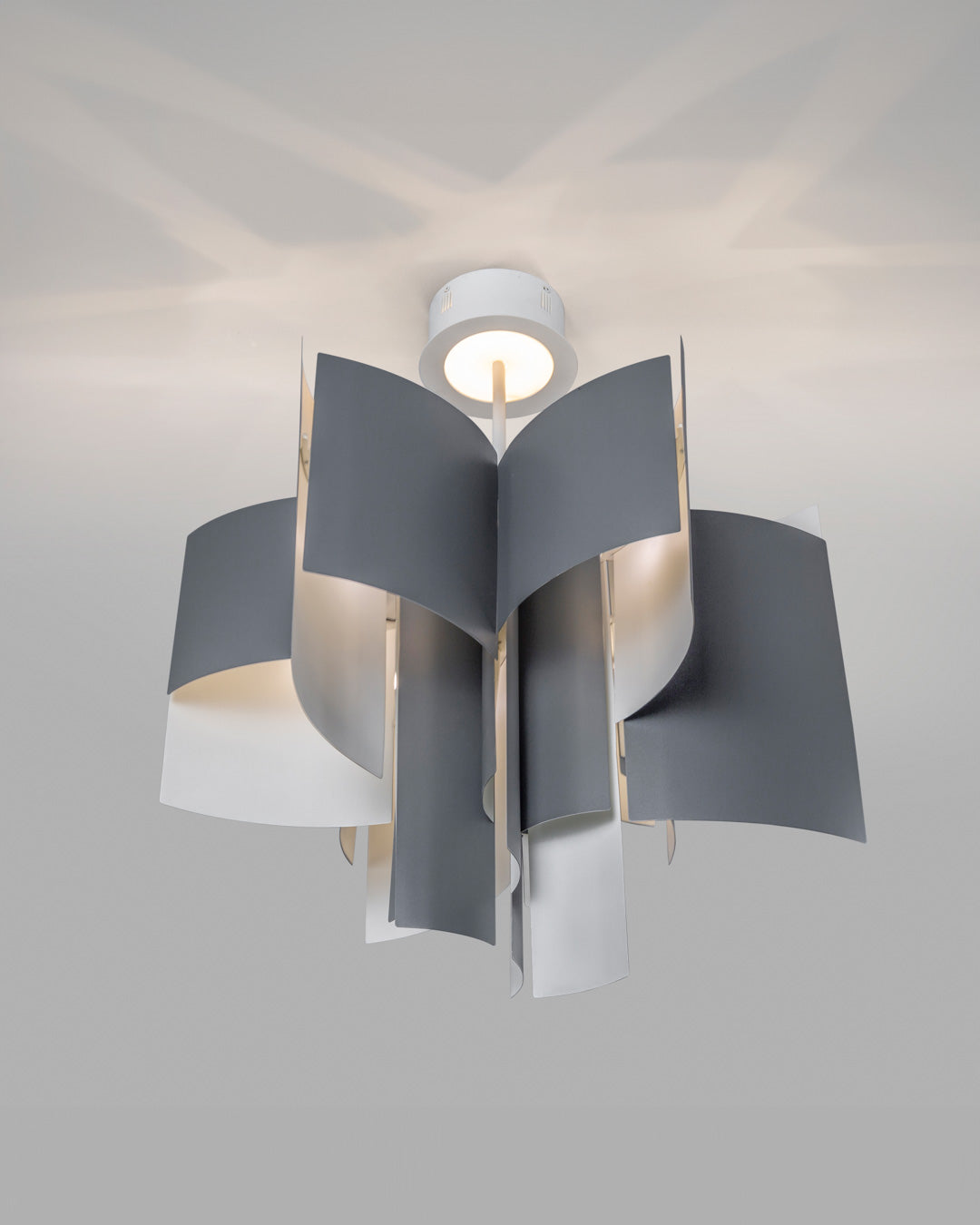 Lotus inspired pendant light with sculptural form casting soft ambient light / إضاءة معلقة بتصميم مستوحى من زهرة اللوتس تبعث إضاءة ناعمة وأنيقة