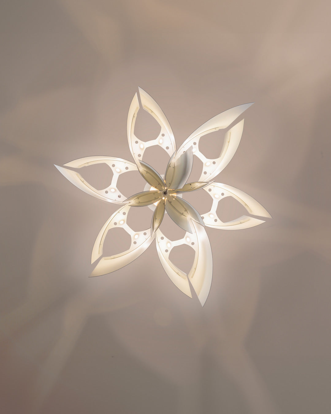 Lotus inspired pendant light with sculptural form casting soft ambient light / إضاءة معلقة بتصميم مستوحى من زهرة اللوتس تبعث إضاءة ناعمة وأنيقة