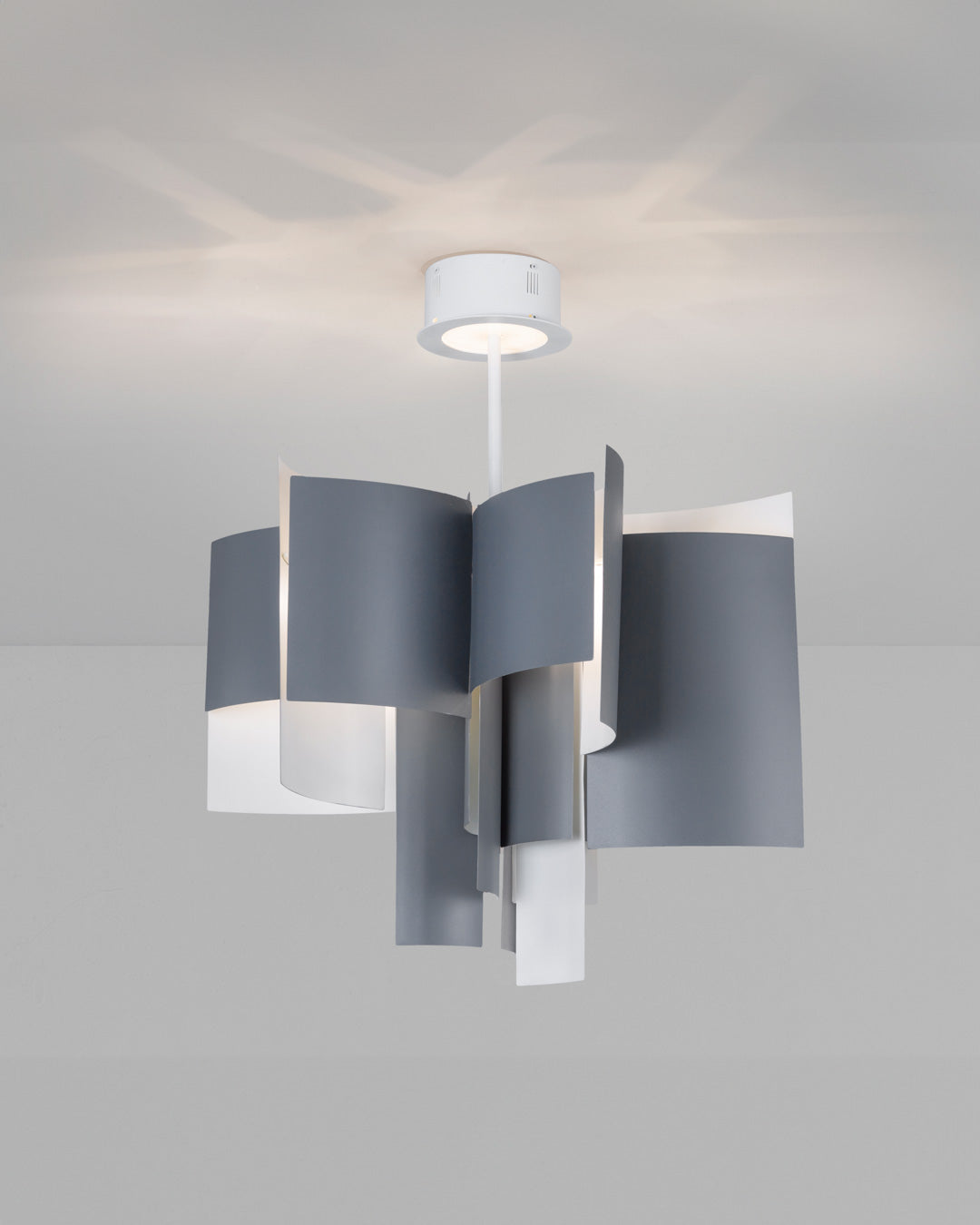 Lotus inspired pendant light with sculptural form casting soft ambient light / إضاءة معلقة بتصميم مستوحى من زهرة اللوتس تبعث إضاءة ناعمة وأنيقة