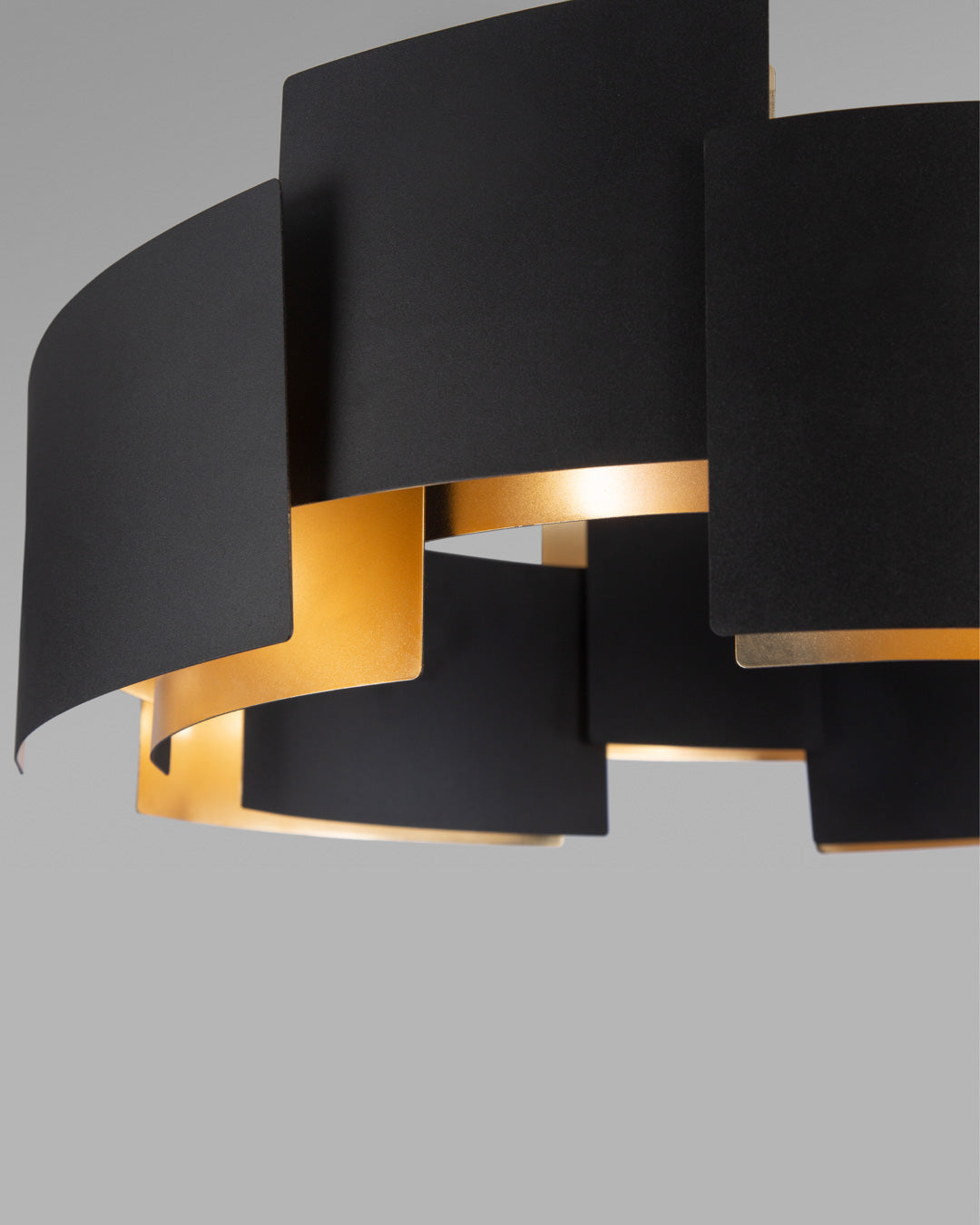 Offset pendant with geometric suspended structure creating warm ambient lighting / إضاءة معلقة بتكوين هندسي متوازن تضيف إضاءة دافئة ولمسة عصرية
