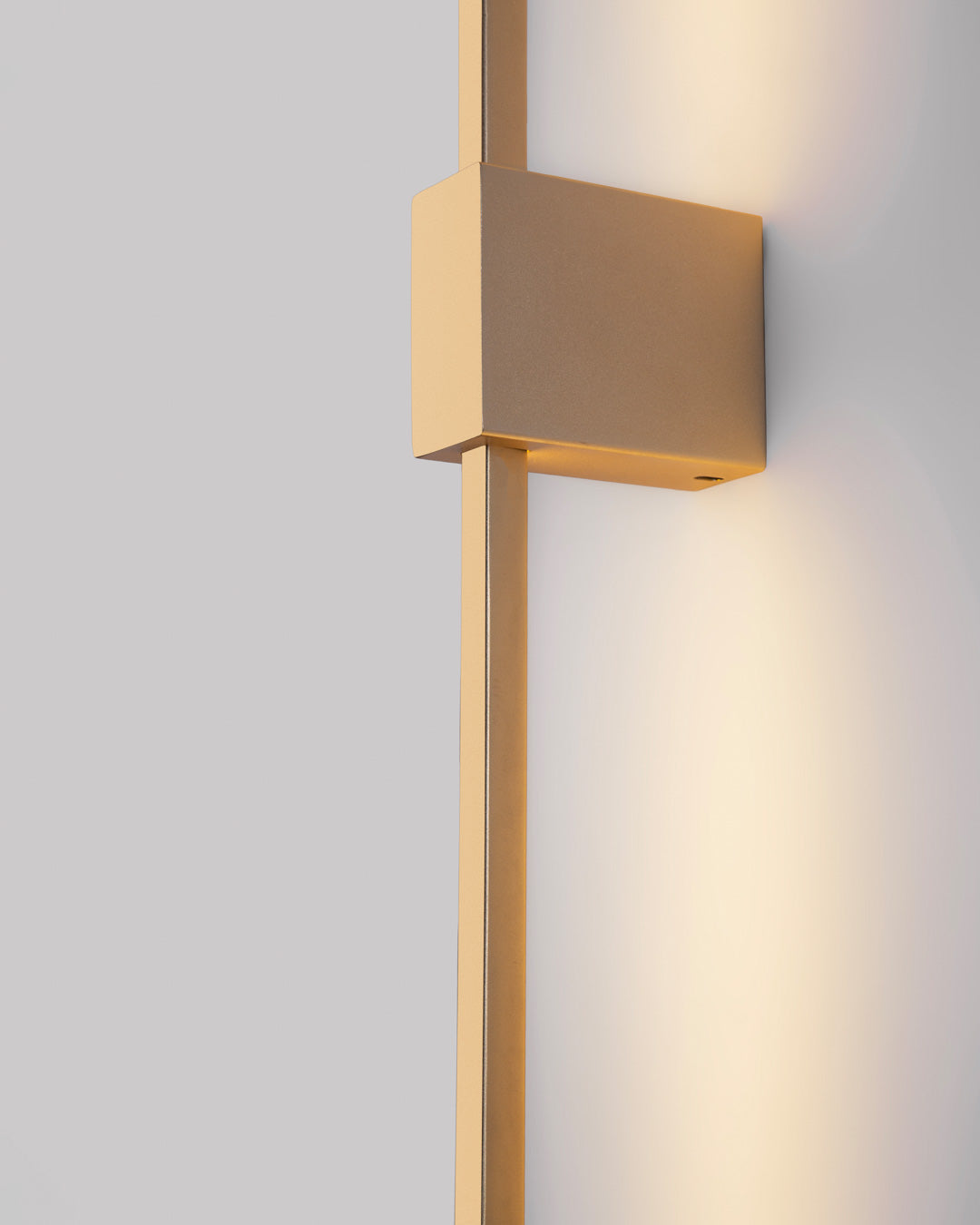 Double lines gold square wall lamp with vertical minimalist indirect lighting – مصباح حائط مربع ذهبي بخطين بتصميم رأسي وإضاءة غير مباشرة