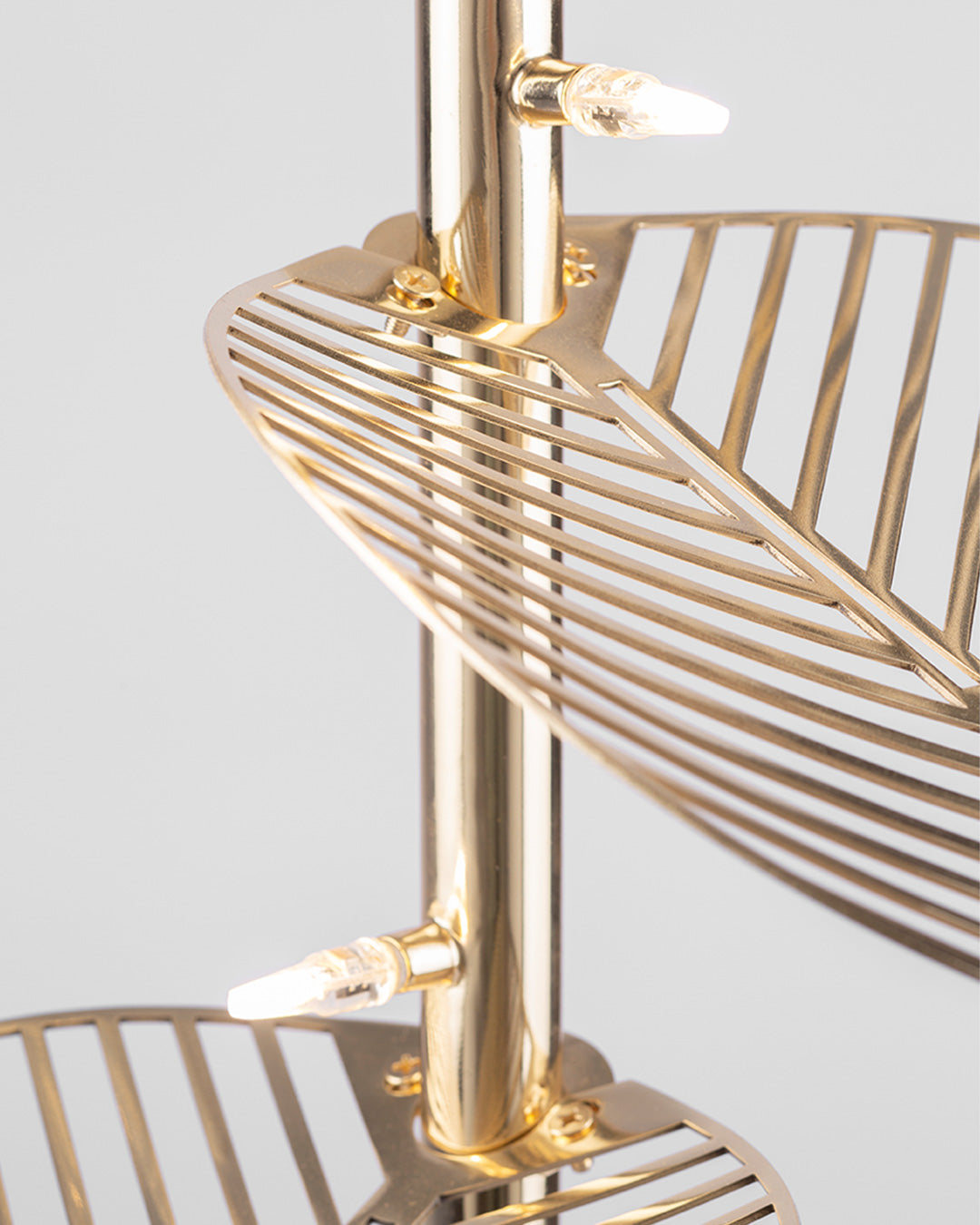 Serenity floor lamp with leaf inspired sculptural design casting warm ambient light / مصباح أرضي بتصميم مستوحى من الأوراق الطبيعية يوفّر إضاءة دافئة وهادئة