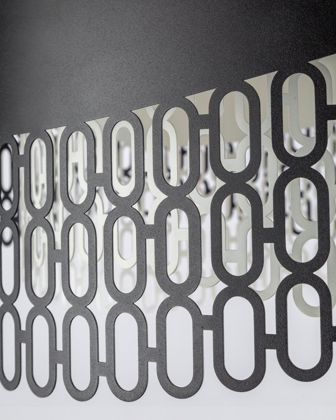 Chains pendant light with interconnected sculptural elements creating dramatic ambient lighting / إضاءة معلقة بعناصر مترابطة بتصميم فني تخلق إضاءة محيطية جريئة