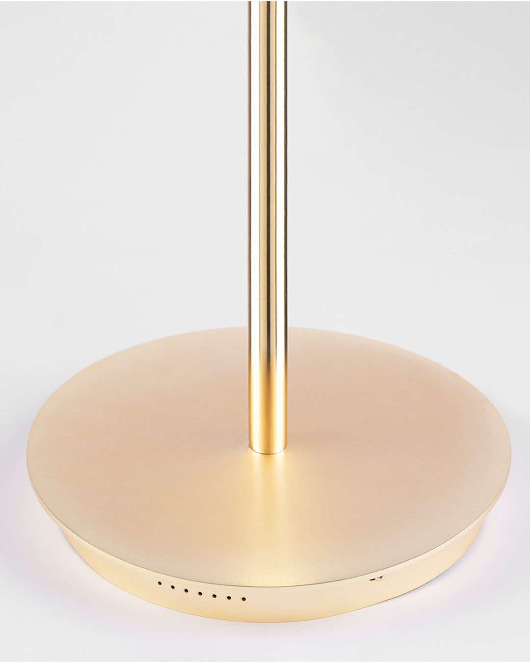 Serenity floor lamp with leaf inspired sculptural design casting warm ambient light / مصباح أرضي بتصميم مستوحى من الأوراق الطبيعية يوفّر إضاءة دافئة وهادئة