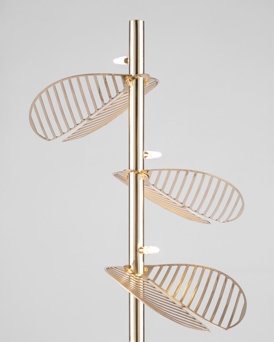 Serenity floor lamp with leaf inspired sculptural design casting warm ambient light / مصباح أرضي بتصميم مستوحى من الأوراق الطبيعية يوفّر إضاءة دافئة وهادئة