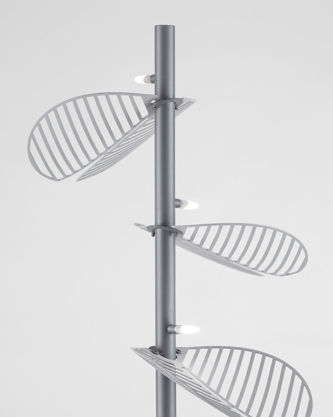Serenity floor lamp with leaf inspired sculptural design casting warm ambient light / مصباح أرضي بتصميم مستوحى من الأوراق الطبيعية يوفّر إضاءة دافئة وهادئة