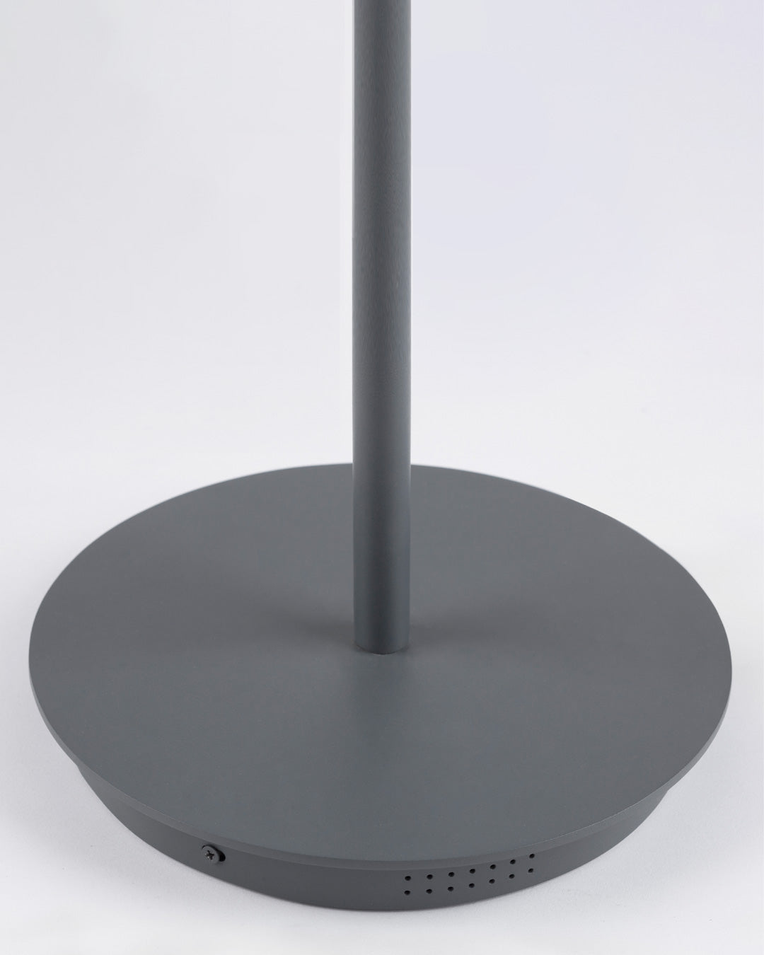 Serenity floor lamp with leaf inspired sculptural design casting warm ambient light / مصباح أرضي بتصميم مستوحى من الأوراق الطبيعية يوفّر إضاءة دافئة وهادئة