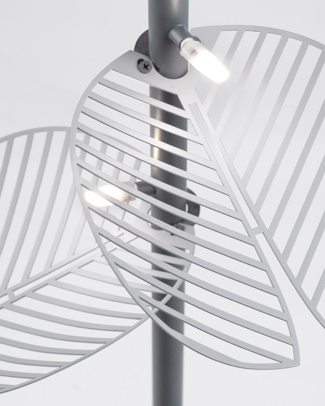 Serenity floor lamp with leaf inspired sculptural design casting warm ambient light / مصباح أرضي بتصميم مستوحى من الأوراق الطبيعية يوفّر إضاءة دافئة وهادئة