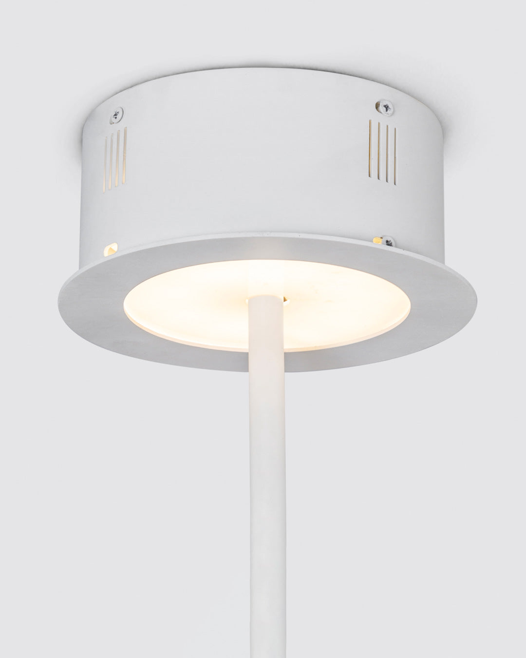 Lotus inspired pendant light with sculptural form casting soft ambient light / إضاءة معلقة بتصميم مستوحى من زهرة اللوتس تبعث إضاءة ناعمة وأنيقة