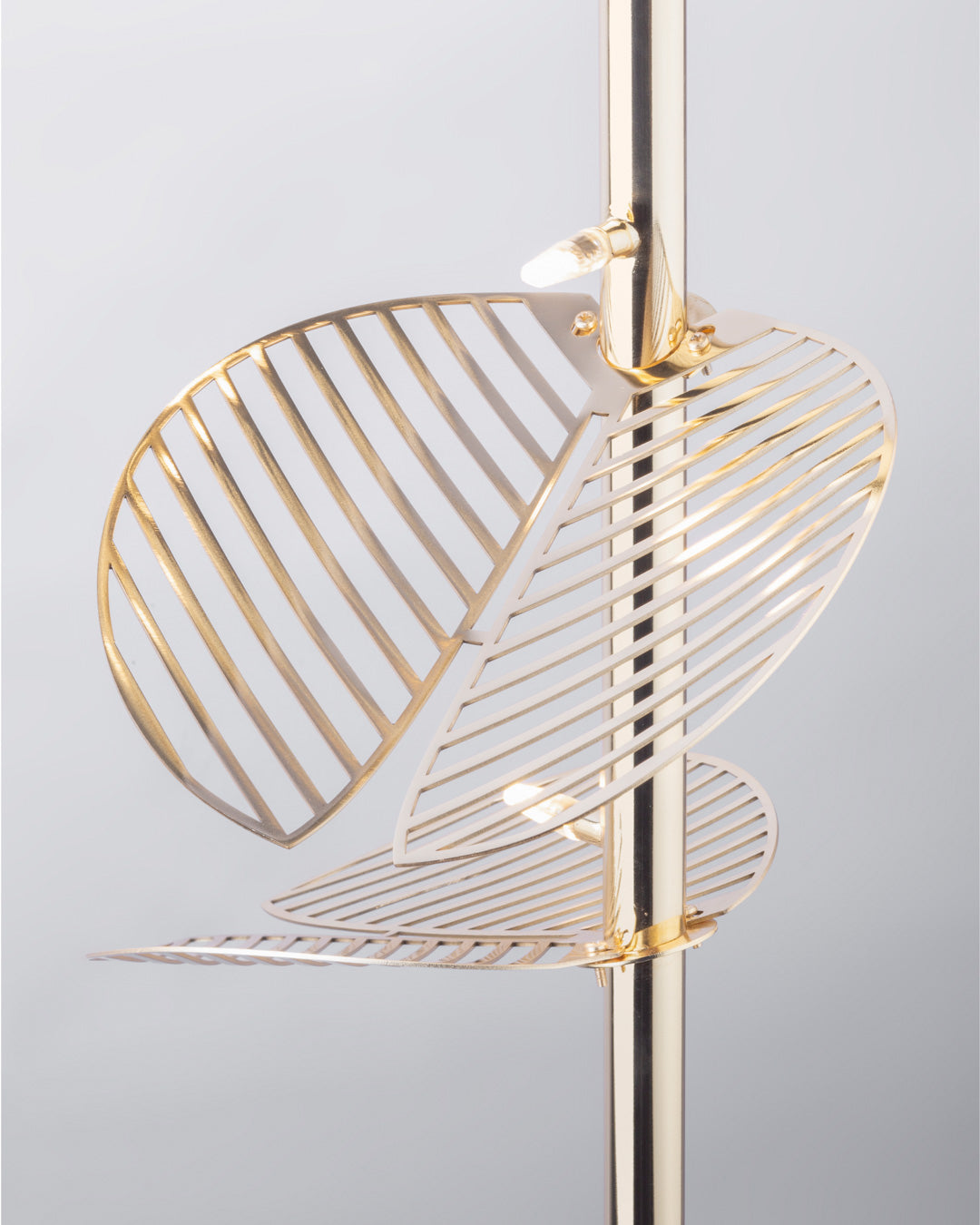 Serenity floor lamp with leaf inspired sculptural design casting warm ambient light / مصباح أرضي بتصميم مستوحى من الأوراق الطبيعية يوفّر إضاءة دافئة وهادئة