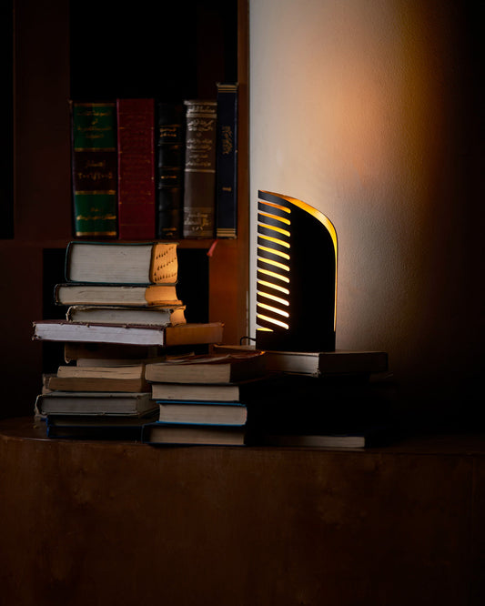 Snefru table lamp with minimalist modern design and soft ambient lighting for contemporary interiors | مصباح طاولة سنفرو بتصميم عصري بسيط وإضاءة ناعمة للمساحات الحديثة
