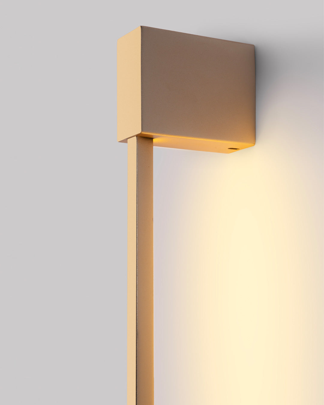 Slim gold square wall lamp with vertical line and soft indirect lighting – مصباح حائط مربع ذهبي نحيف بتصميم رأسي وإضاءة غير مباشرة