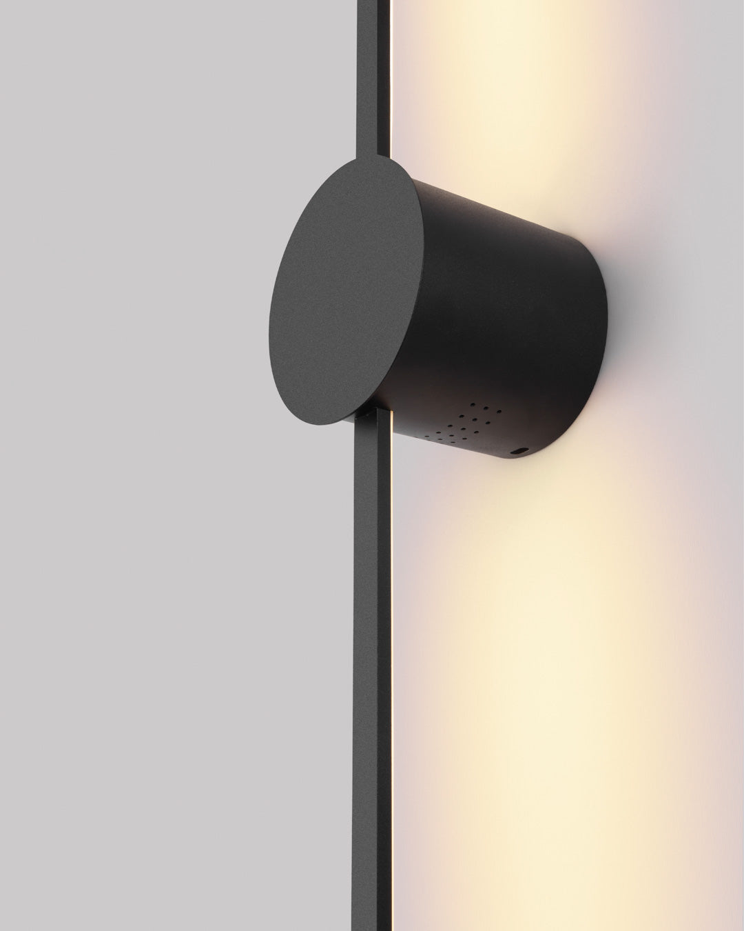 Double lines black circle wall lamp with vertical indirect lighting – مصباح حائط دائري أسود بخطين وإضاءة غير مباشرة بتصميم رأسي