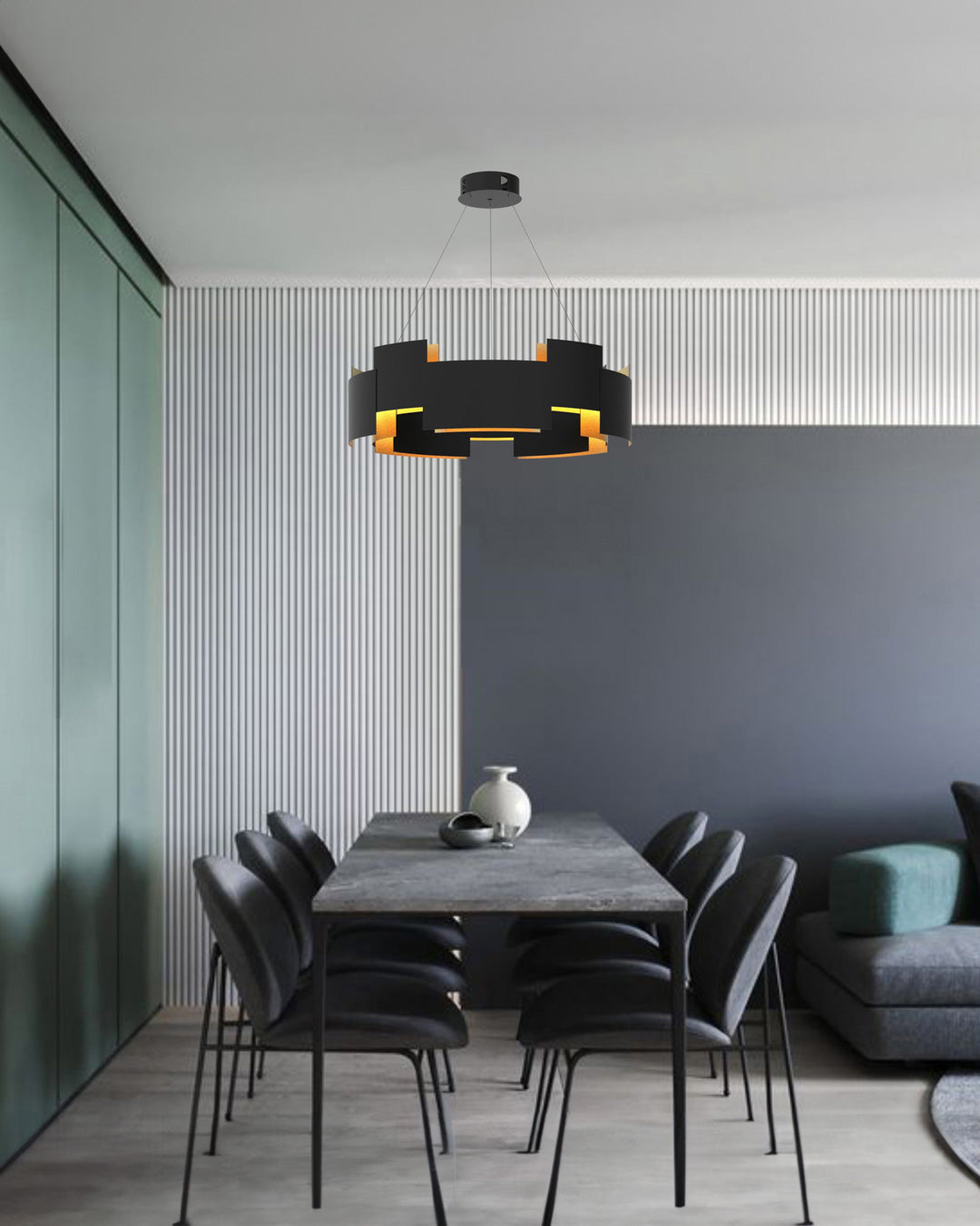 Offset pendant with geometric suspended structure creating warm ambient lighting / إضاءة معلقة بتكوين هندسي متوازن تضيف إضاءة دافئة ولمسة عصرية