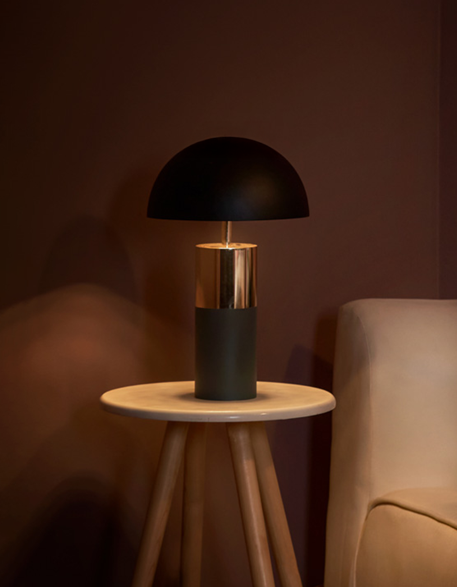 Canopy table lamp with elegant sculptural shade providing soft ambient lighting / مصباح طاولة بتصميم أنيق وغطاء نحتي يوفّر إضاءة هادئة ومريحة