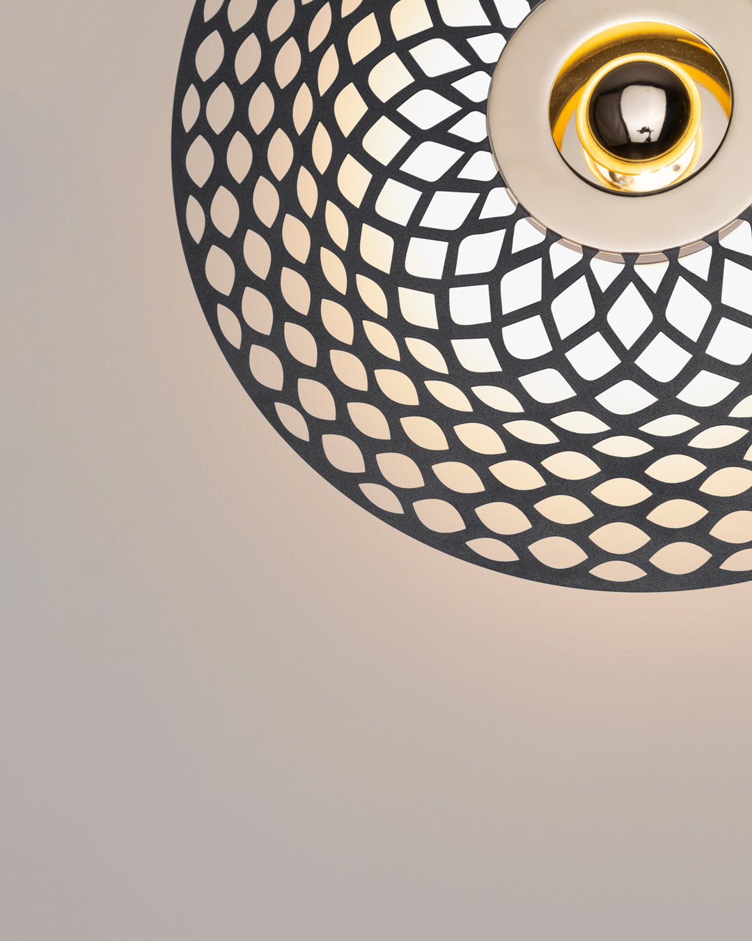 Globe wall lamp with spherical design creating a soft ambient glow / مصباح حائط كروي بتصميم عصري يوزع إضاءة هادئة داخل المساحة