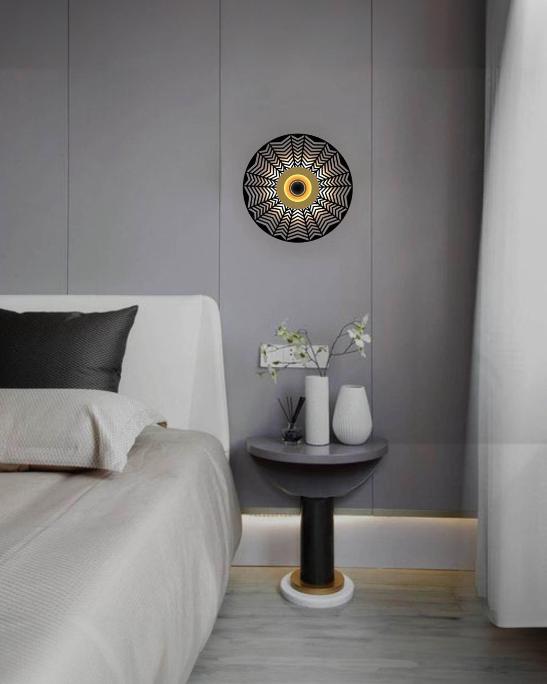 Globe wall lamp with spherical design creating a soft ambient glow / مصباح حائط كروي بتصميم عصري يوزع إضاءة هادئة داخل المساحة