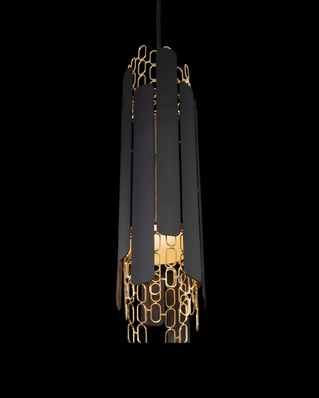 Chain style pendant light with rhythmic flowing design casting soft ambient light / إضاءة معلقة بتصميم متسلسل إيقاعي تبعث إضاءة ناعمة وأنيقة