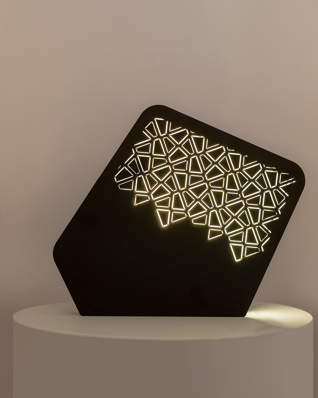 Slant table lamp with bold asymmetrical tilted geometric design for modern ambient lighting مصباح طاولة سلانٹ بتصميم هندسي مائل غير متماثل لإضاءة محيطية عصرية